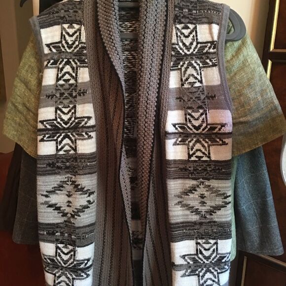 BCBG SLEEVELESS Cardigan Vest with Folding Lapel! - Picture 16 of 16